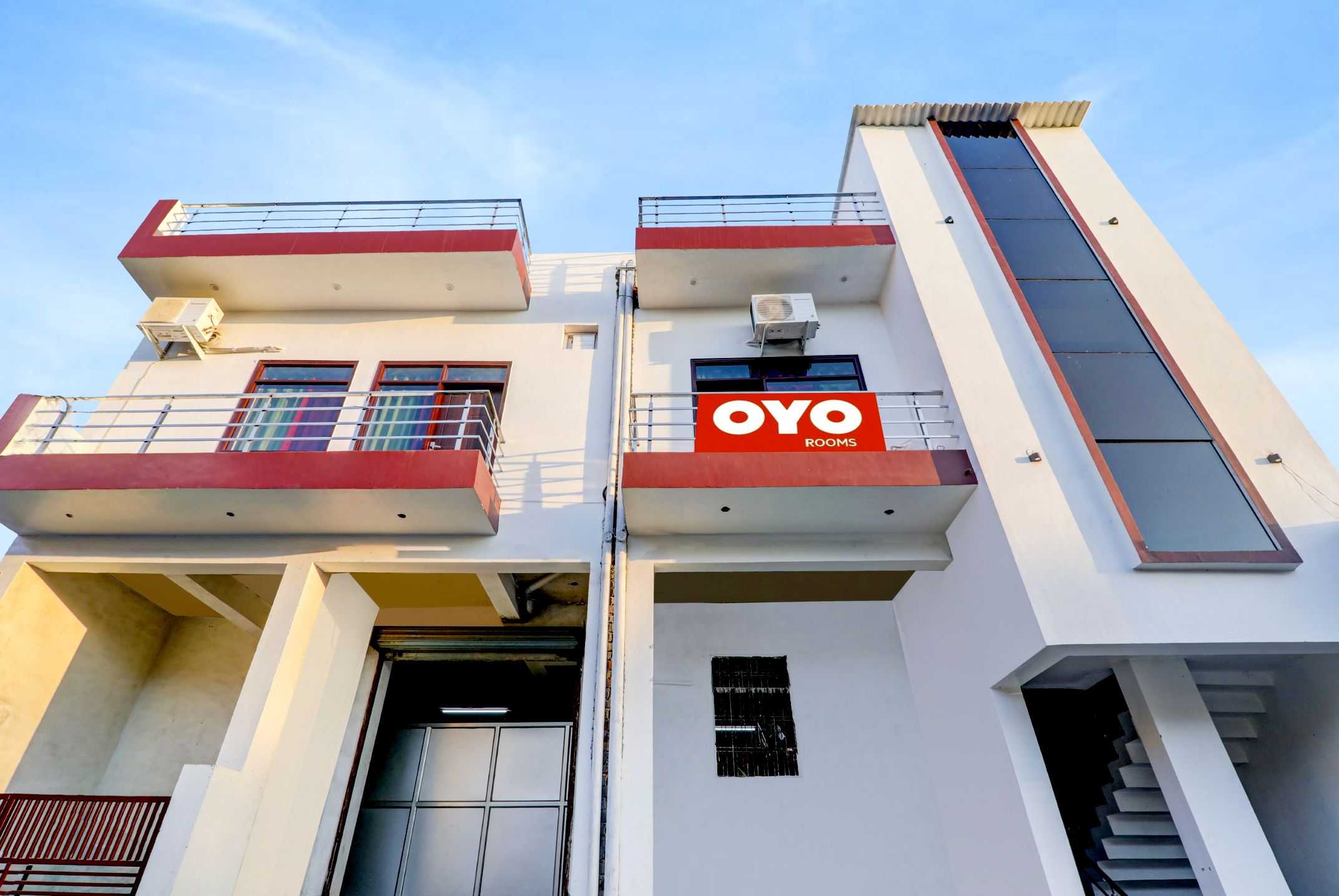 Hotel O Roister Inn Near Gomti Riverfront Park - Tap to explore photos