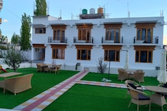 Two Flower Guest House, Leh