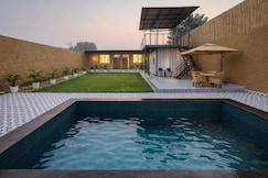 1 Room at Mud Meadows Farm with Pool, Faridabad