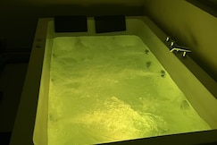 High Rise Lavish Room with Jacuzzi   Amazing View, Zirakpur