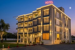 Hotel & Resort  Shrestha Paradise, Neemach