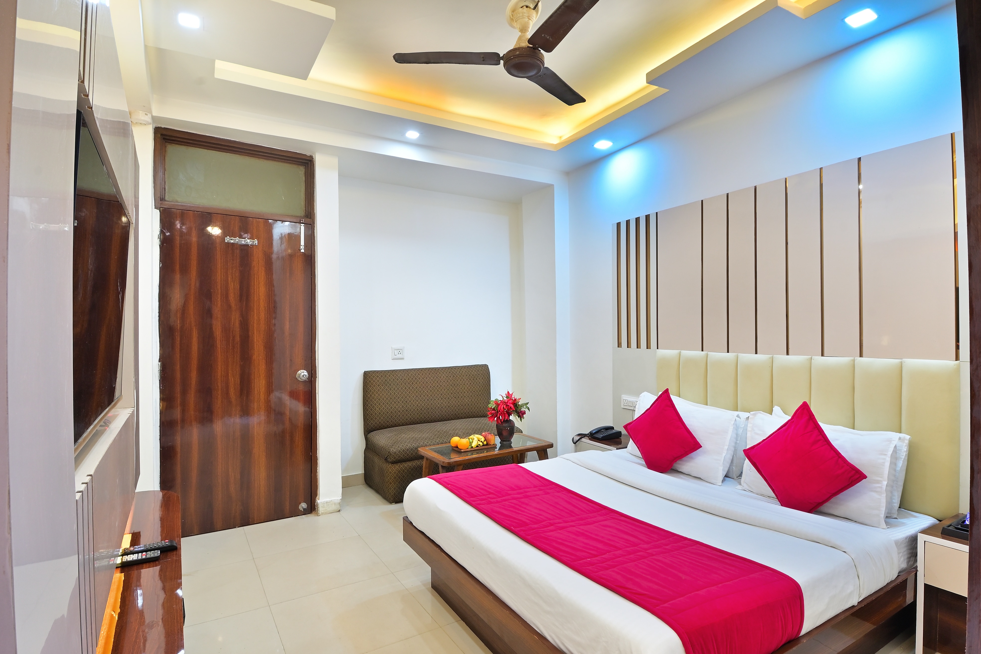 Hotel Star Villa- 1 Minute from NDLS Station - Tap to explore photos