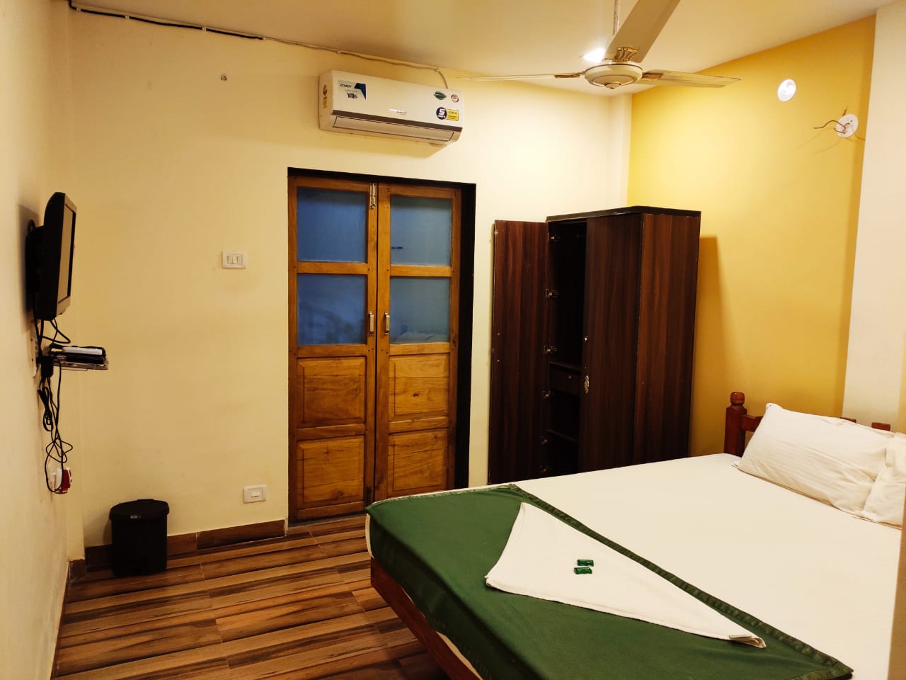 Hotel Tamhankar's - Tap to explore photos