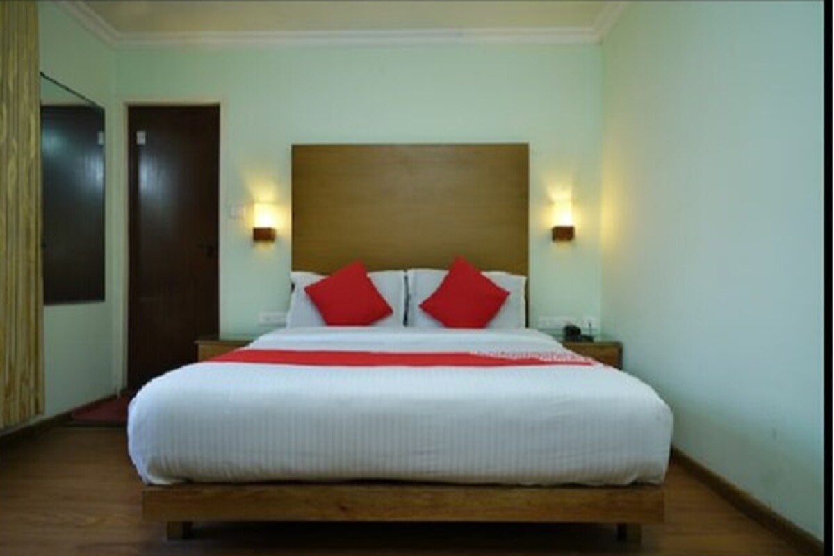 Hotel SN 1975 - Tap to explore photos