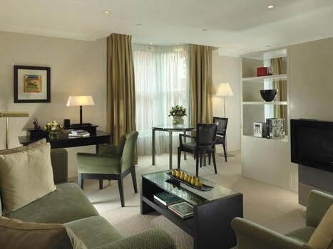 Cheval Phoenix House London Inr 22059 Off 2 4 1 0 8 Cheval Phoenix House