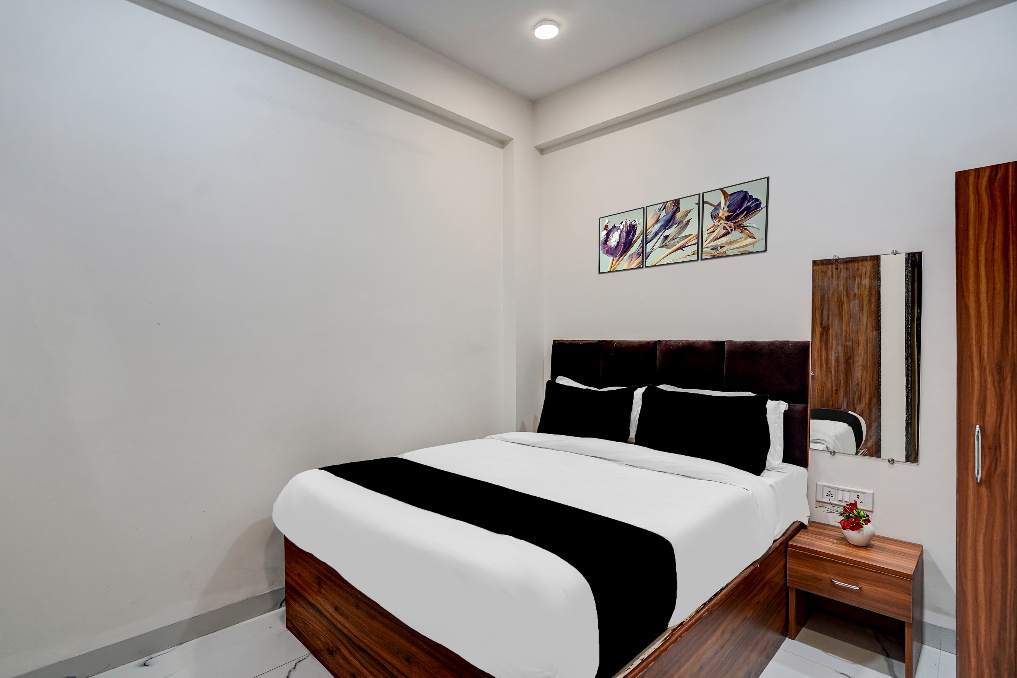 Hotel O Mannat - Tap to explore photos