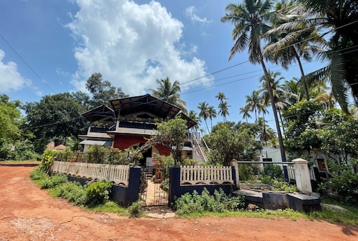 Blue Azure 5BR Villa walk to beach in Goa by Homeyhuts