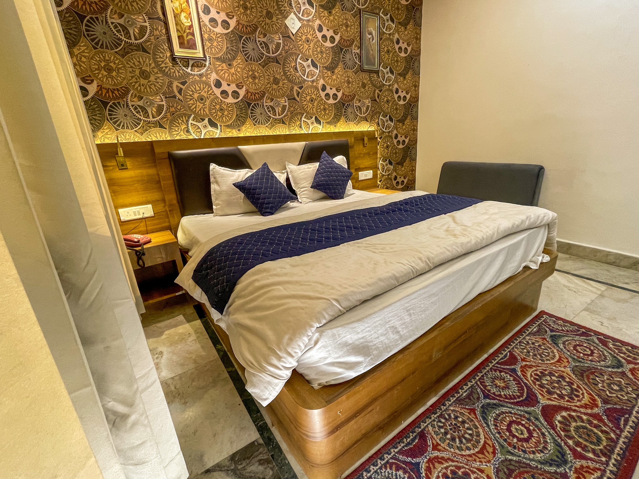 Hotel Chinar - Tap to explore photos