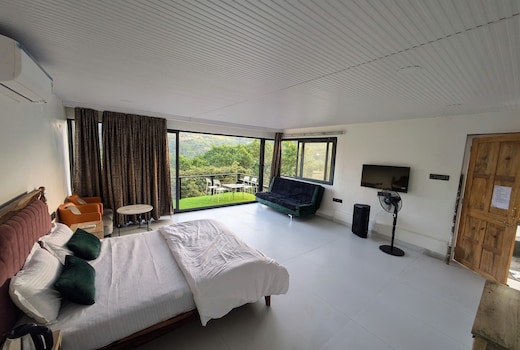 Cliff Cob House Mount Abu