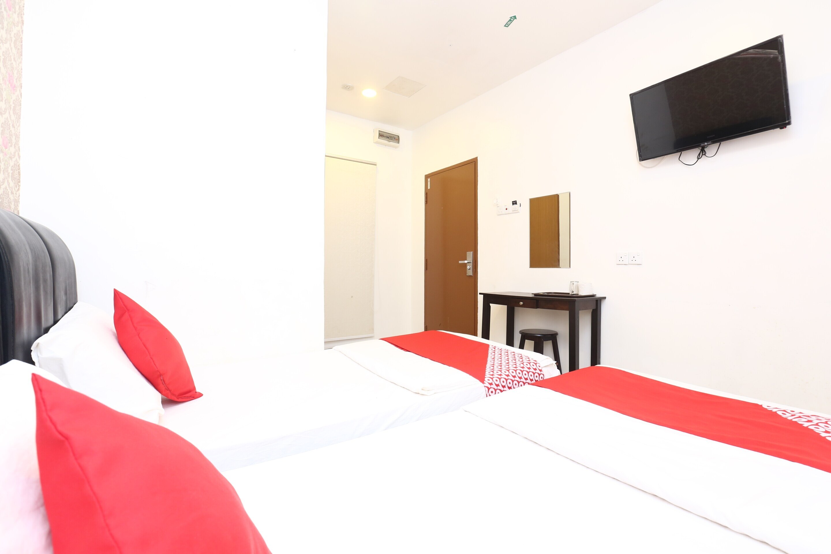 OYO 718 Mr J Hotel Wakaf Che Yeh 1 - Tap to explore photos