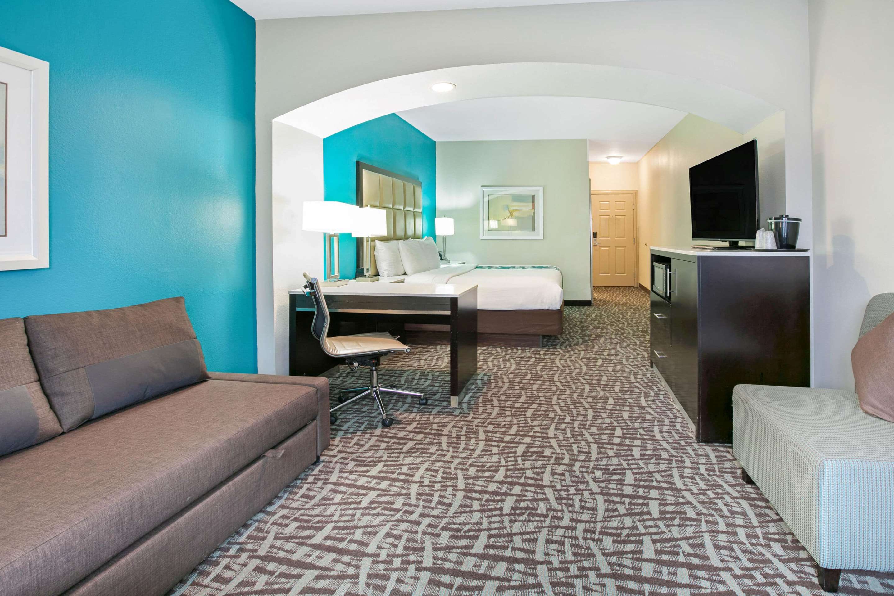 La Quinta Inn & Suites by Wyndham Paris - Tap to explore photos