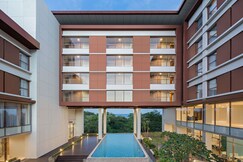 Mercure Padang, Padang