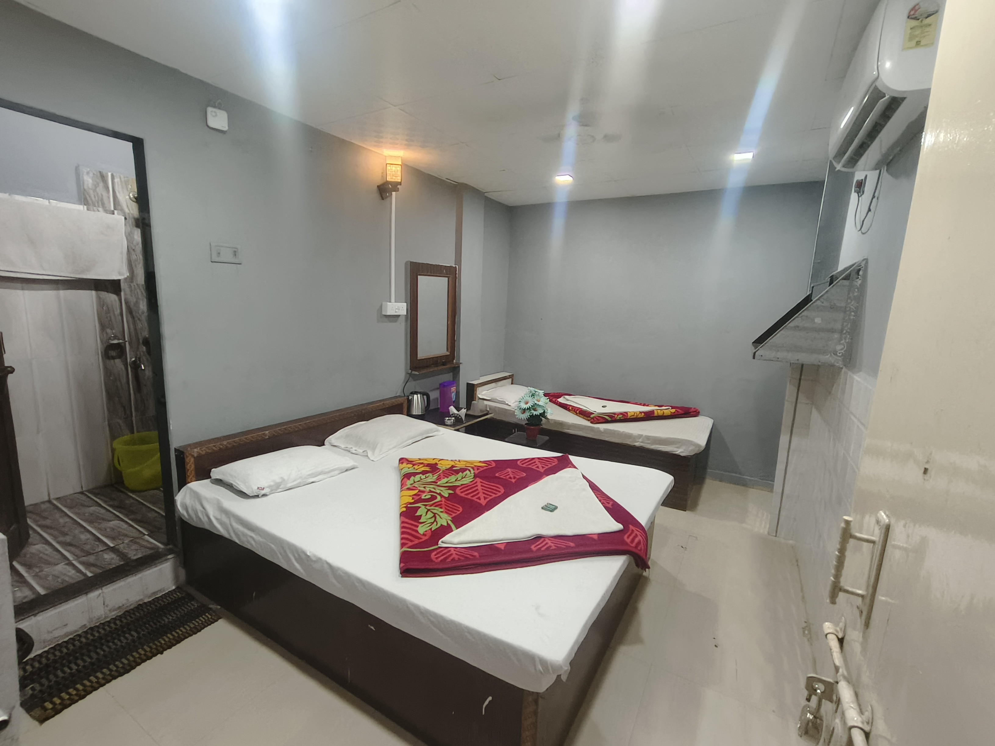 Hotel Shri Murli (Near Sai Mandir) - Tap to explore photos