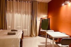 Spacious Upscale Studio with Private Garden, Goa