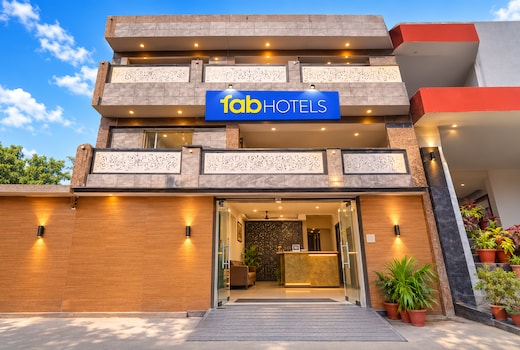 FabHotel Shree Ji- Near Chaudhary charan singh Airport