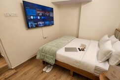 Premium Warm & Cozy Studio in Peaceful Residential Area - Netflix, 55 inch TV, AC, Kitchen - 15 mins, Bangalore