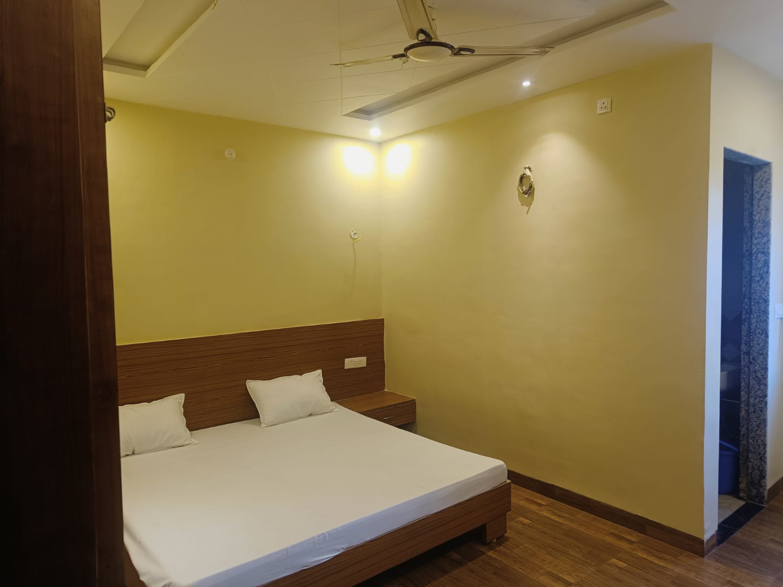 HOTEL JAGAT INN MORENA - Tap to explore photos