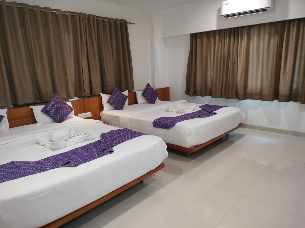 FAMILY ROOM 1