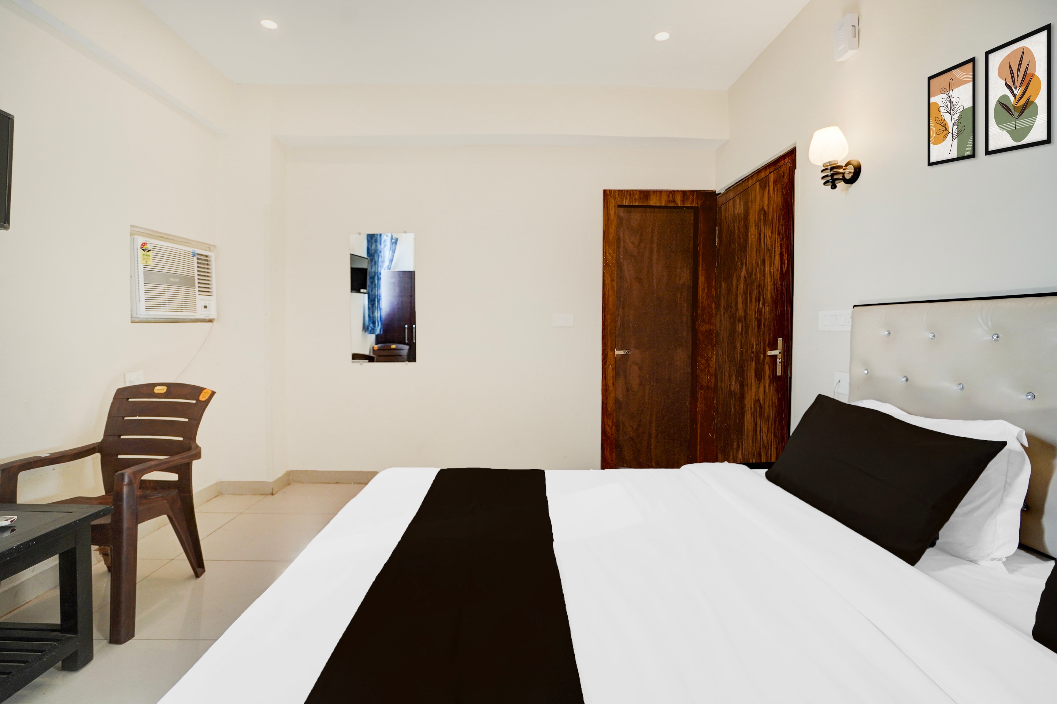Super OYO 833835 Hotel Blue Stone - Tap to explore photos
