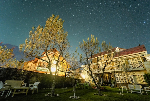 Swiss Cottage - 4 BHK with Garden | Parking | Wifi