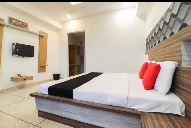 Hotel Geeta Garden - Tap to explore photos