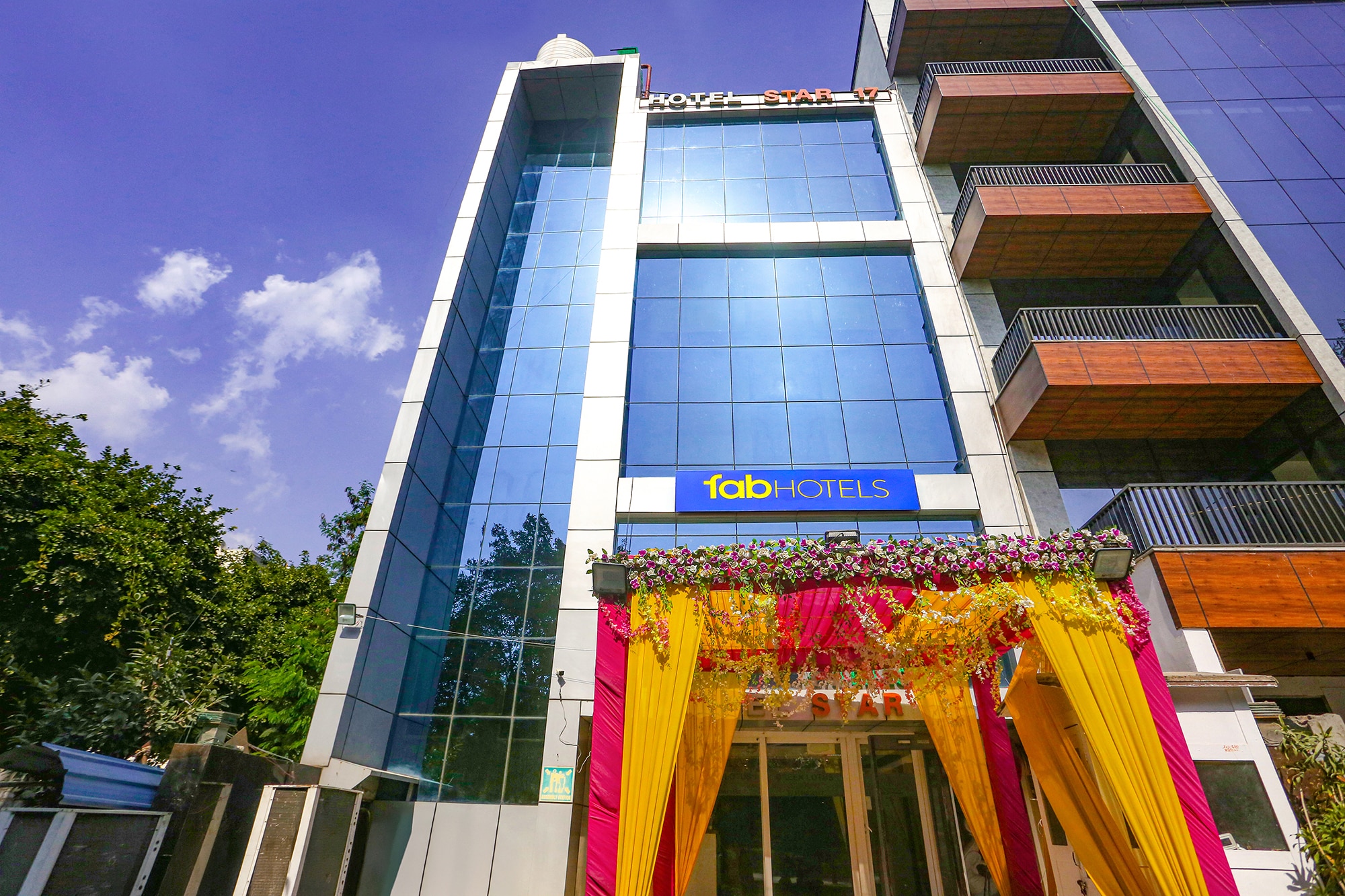 FabHotel Prime Star 17 - Nr. Yashobhoomi Convention Centre - Tap to explore photos