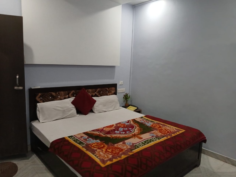 Shreyan Ganges Guest House - Tap to explore photos