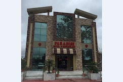 Hotel Paradise, Khatima