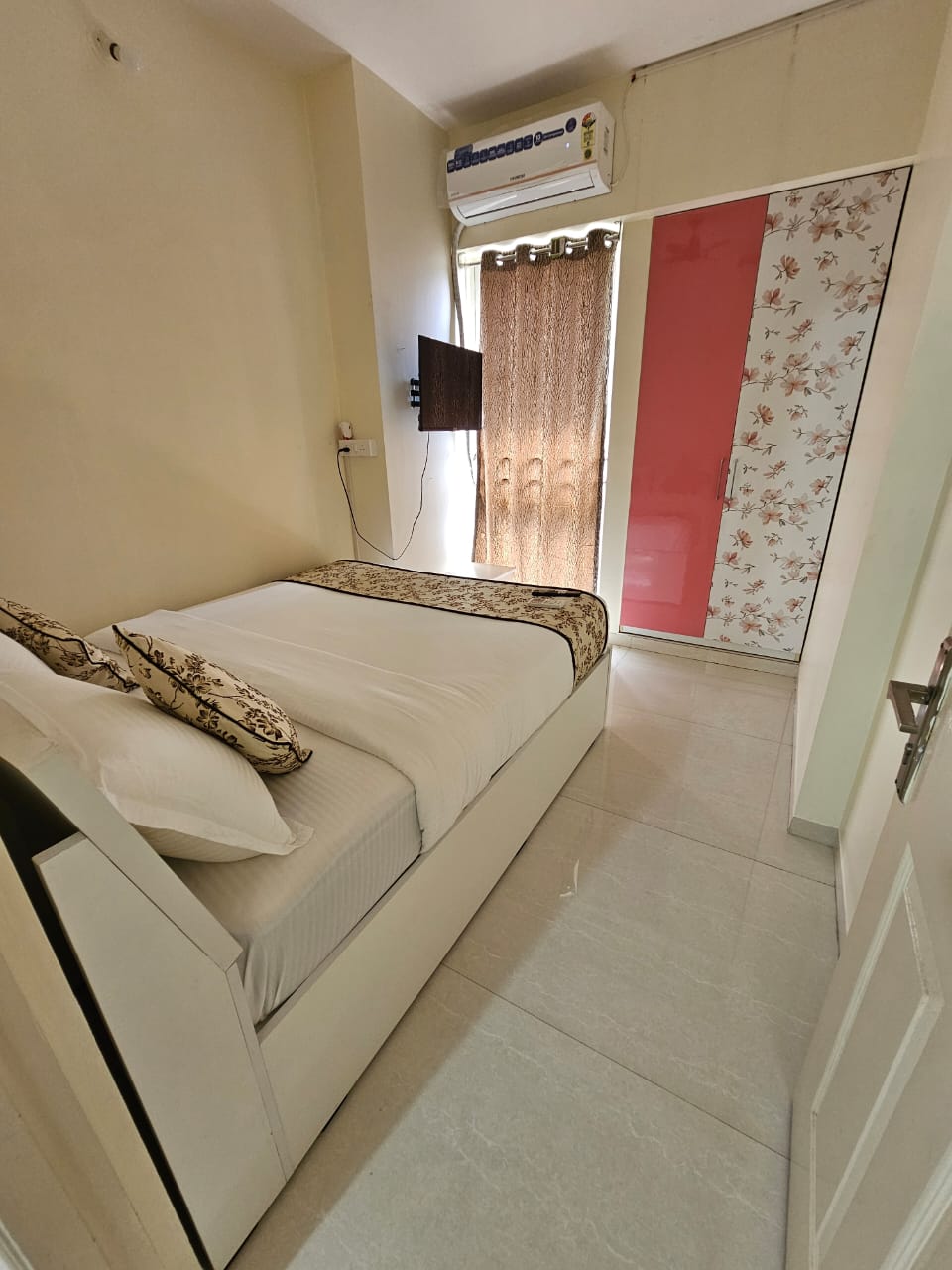 Zenith Hospitality Indigo Orivia - Tap to explore photos