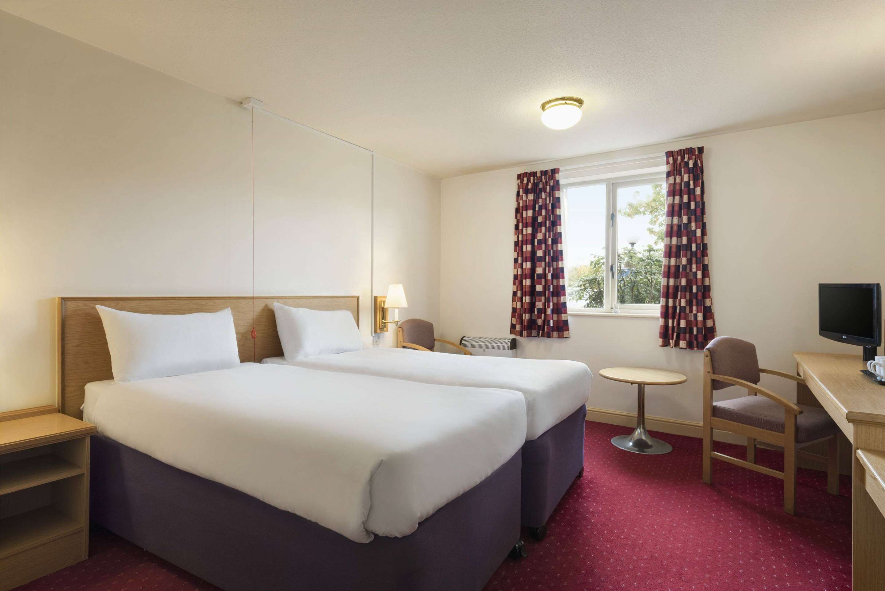 Days Inn by Wyndham Tewkesbury Strensham - Tap to explore photos