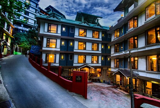Muscatel Grand Silkroute - 300 Mts from MG Marg