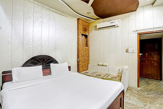Hotel O Rose Valley Bhawarkuan Square Bus Stop