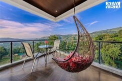 Belleza w/ Pool, Lawn by VEO - Part of StayVista, Mahabaleshwar