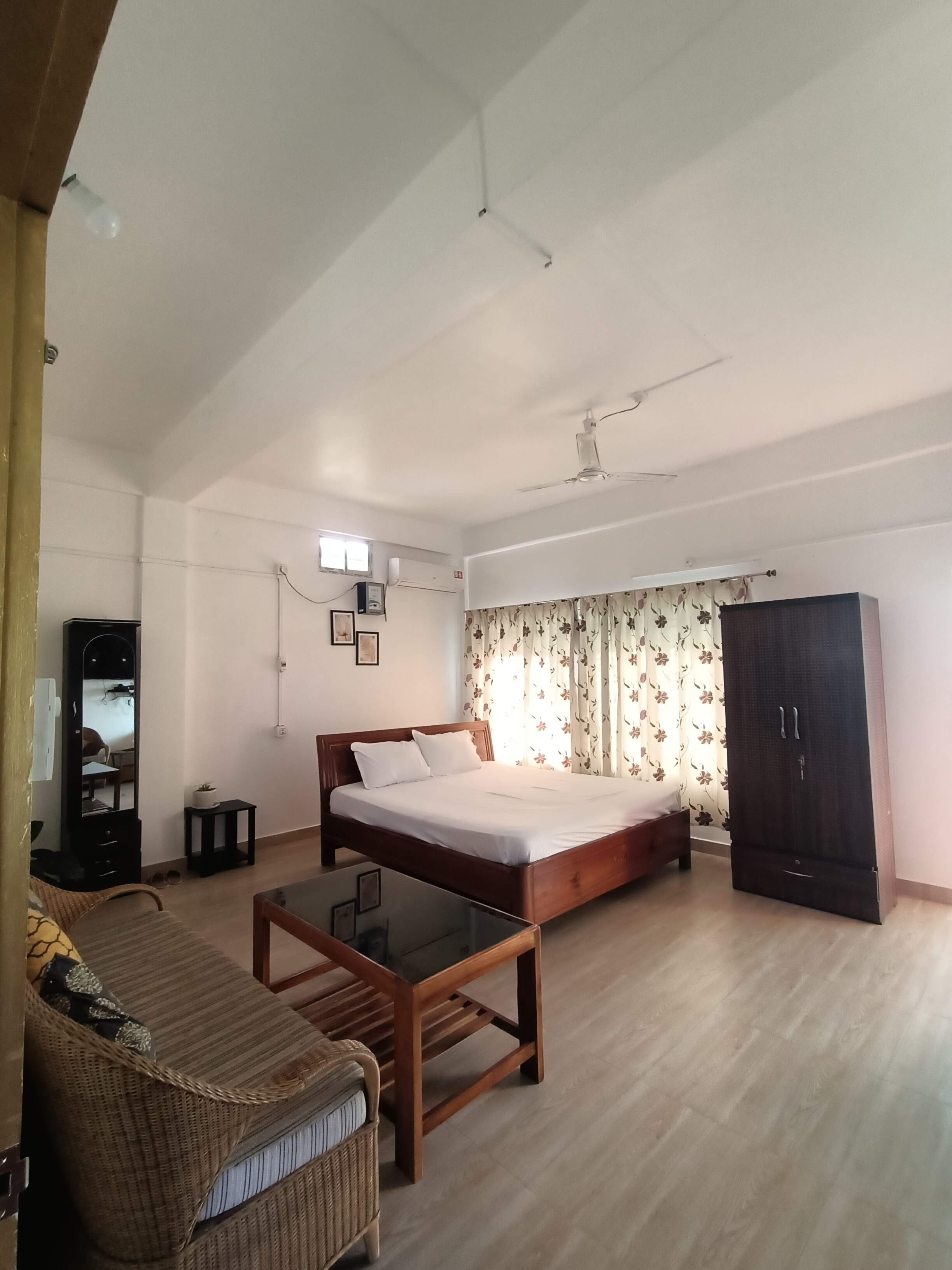 Da Meenakshi's Nest - Tap to explore photos