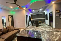 The White House, Mandsaur