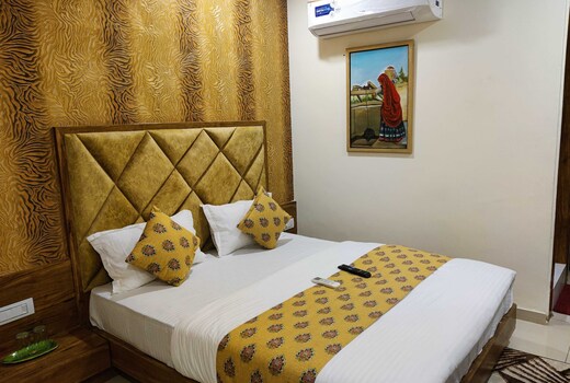 Hotel O R.R