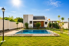 JhilMil Pool Villa by StayJade|2BHK|Pool|Lawn|, Hosur