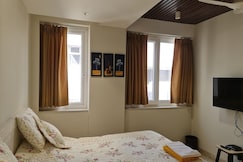 MAGNIFICENT-4 BHK-DEFENCE COLONY-5 MIN WALK METRO | Entire, Delhi