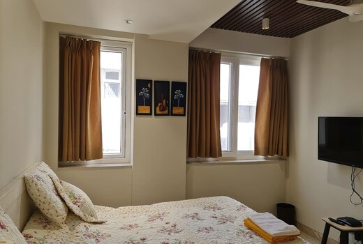 MAGNIFICENT-4 BHK-DEFENCE COLONY-5 MIN WALK METRO | Entire