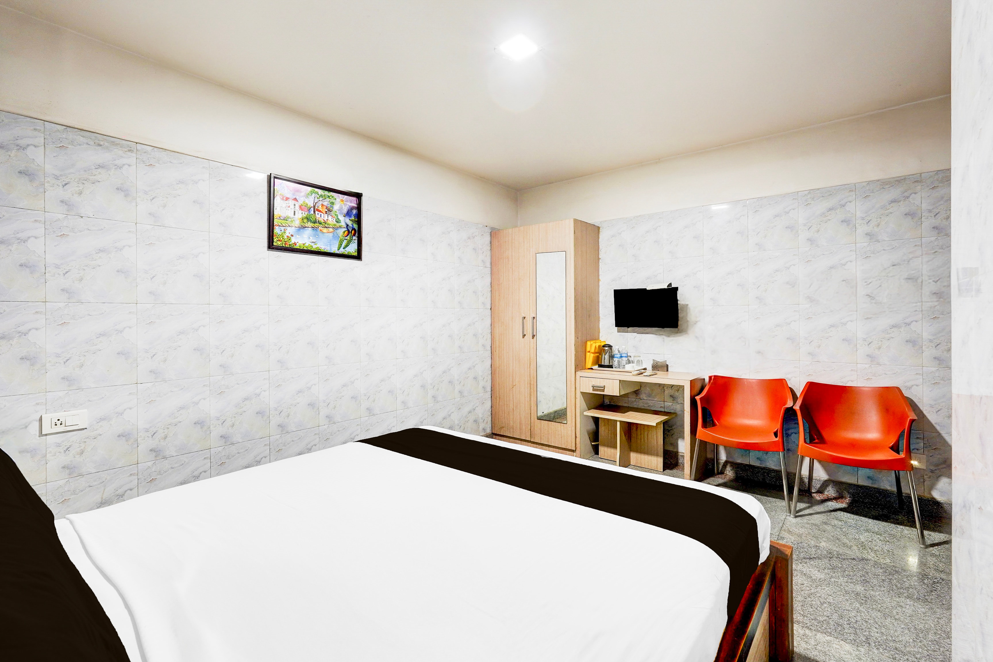 Super Hotel O Arcot Road Porur - Tap to explore photos