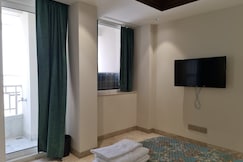 MAGNIFICENT-4 BHK-DEFENCE COLONY-5 MIN WALK METRO | Entire, Delhi