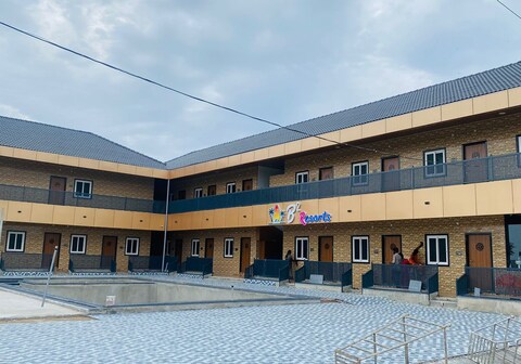 B Square Inn B Square Resorts 𝗕𝗢𝗢𝗞 Chirala Resort