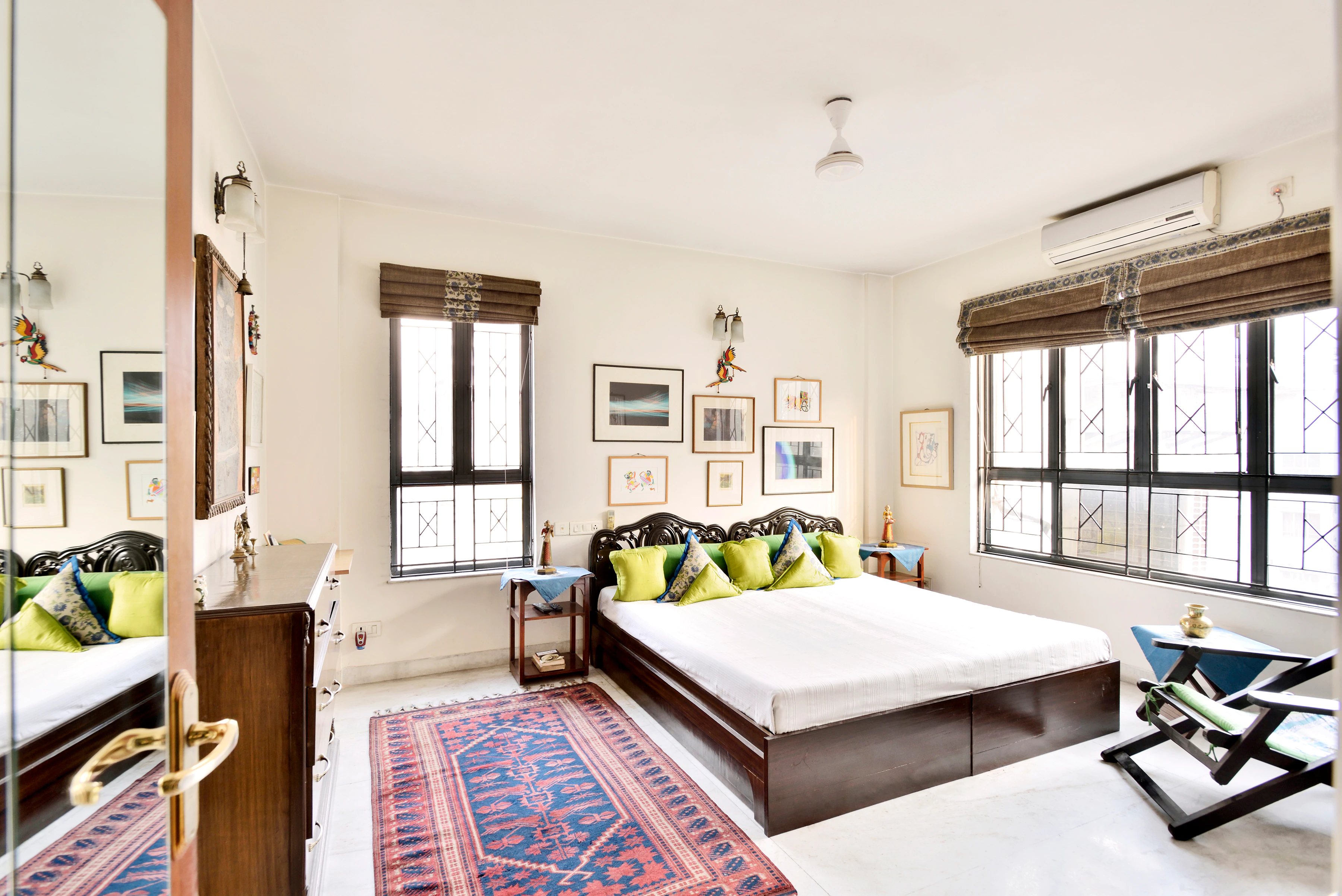 Luxe room at Alipore - Tap to explore photos