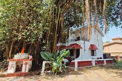Walk to the beach 2bhk with shared pool Parking, Goa