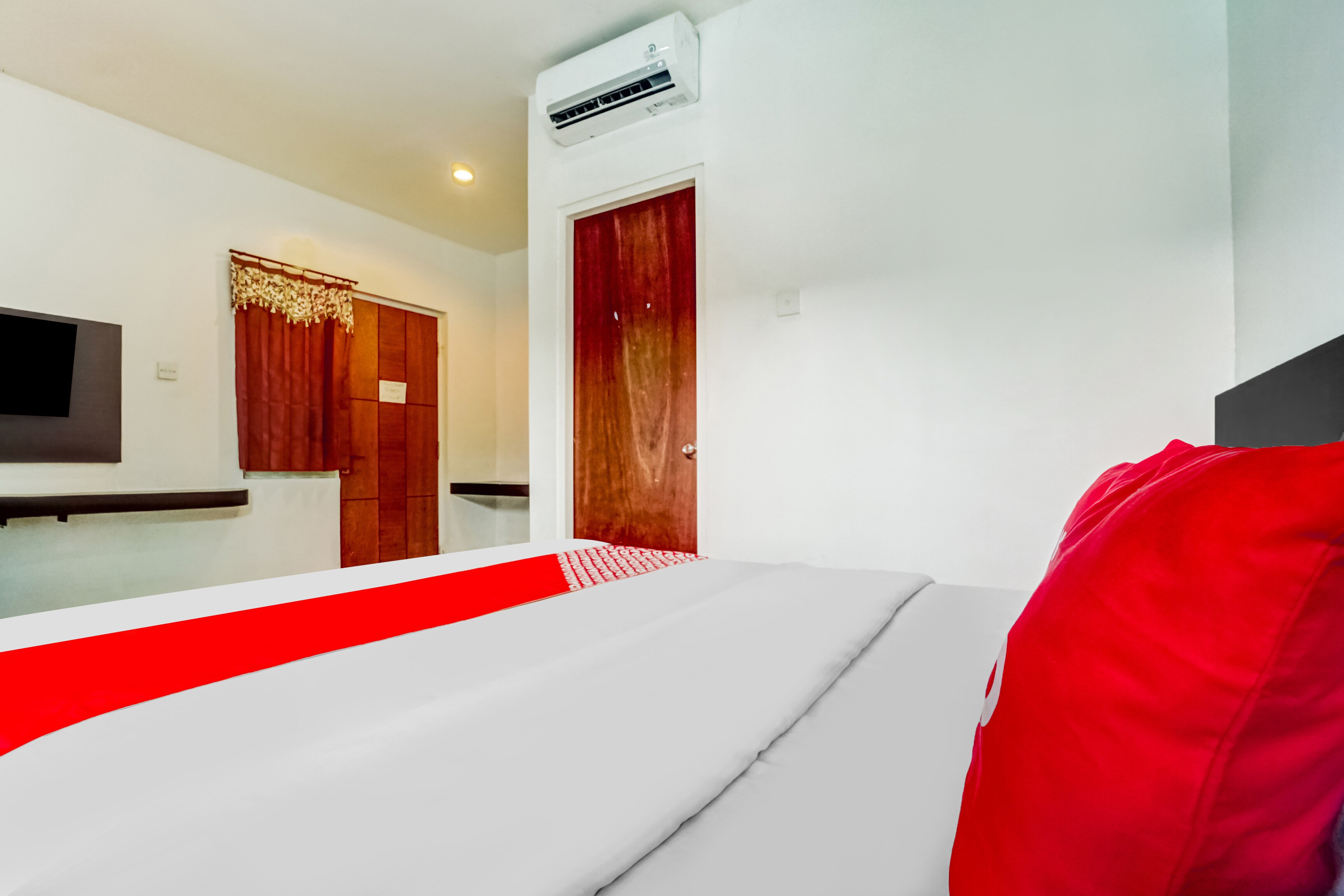 Hotel O Siwalankerto Near Surabaya Carnival - Tap to explore photos