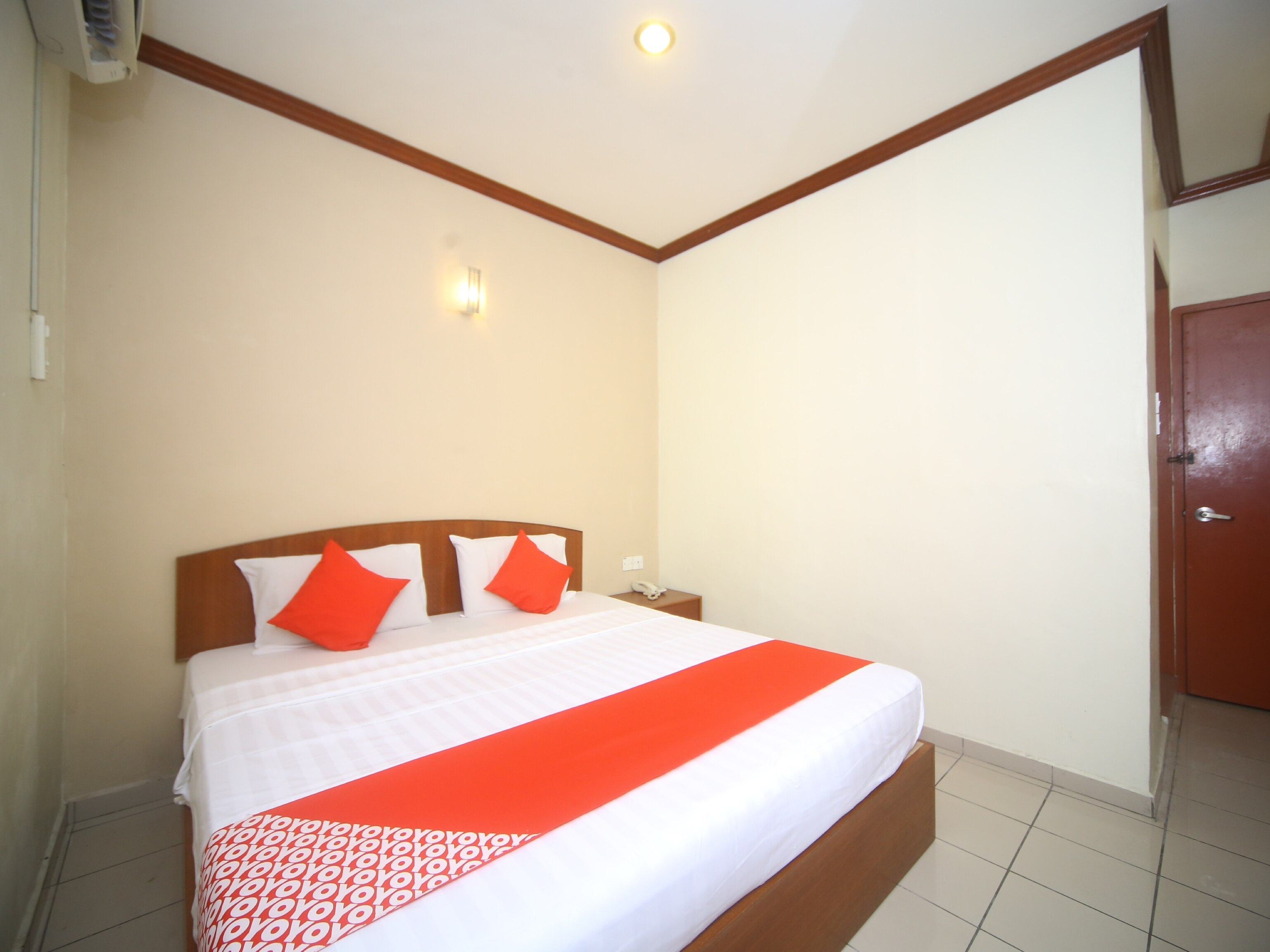 OYO 1027 Hotel London - Tap to explore photos