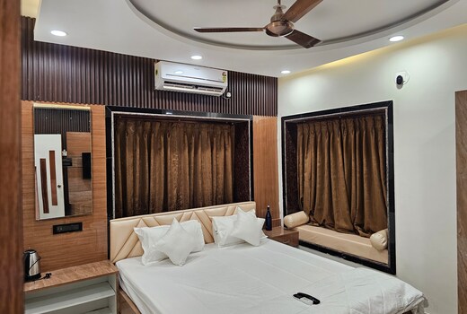 Luxe Lagoon 4Bhk Flat with 350sqft Hall