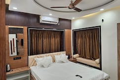 Luxe Lagoon 4Bhk Flat with 350sqft Hall, Kolkata