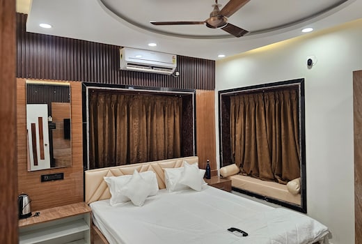 Luxe Lagoon 4Bhk Flat with 350sqft Hall