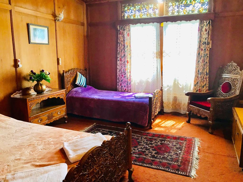 Houseboat Mughal-e-Azam - Tap to explore photos